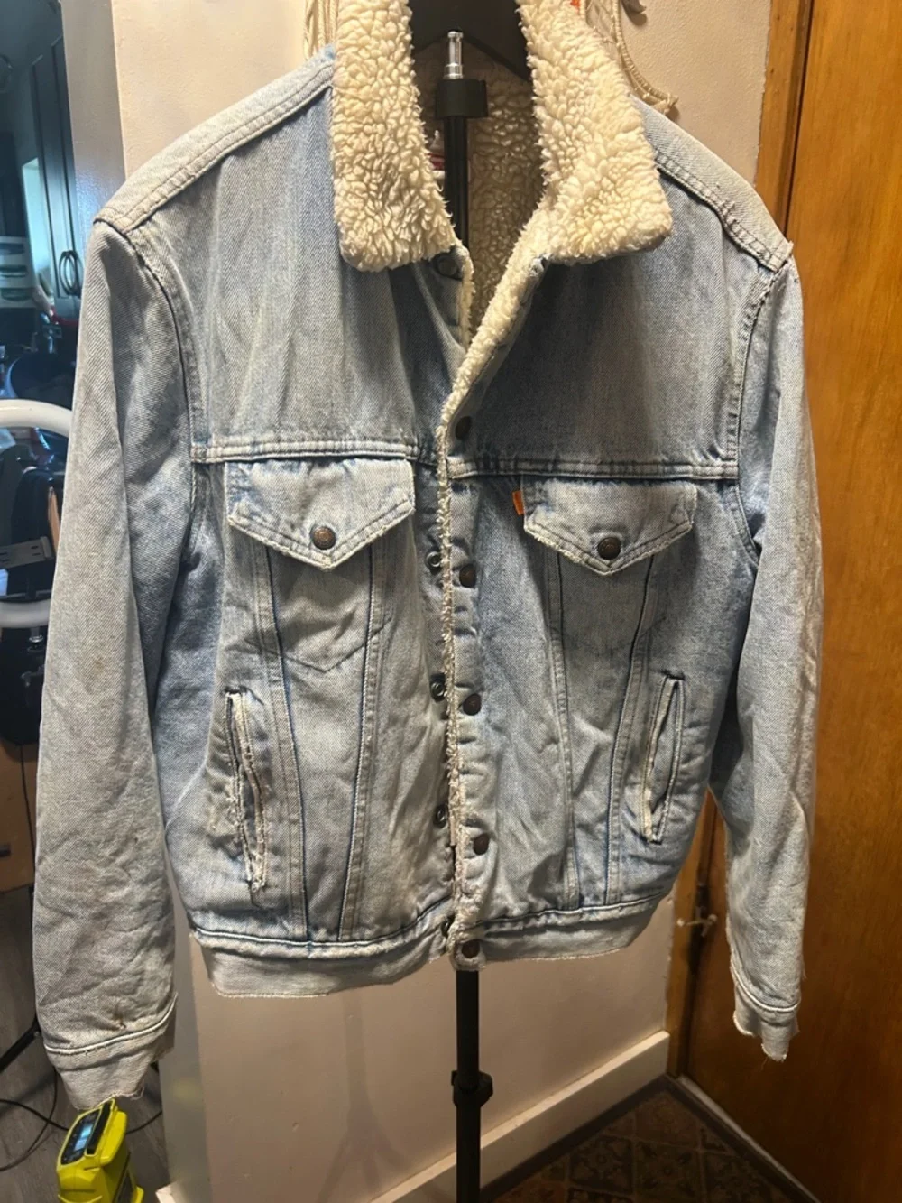 Vintage Levi's Light Blue Denim Jacket with Cream Sherpa Collar - Picture 1 of 9